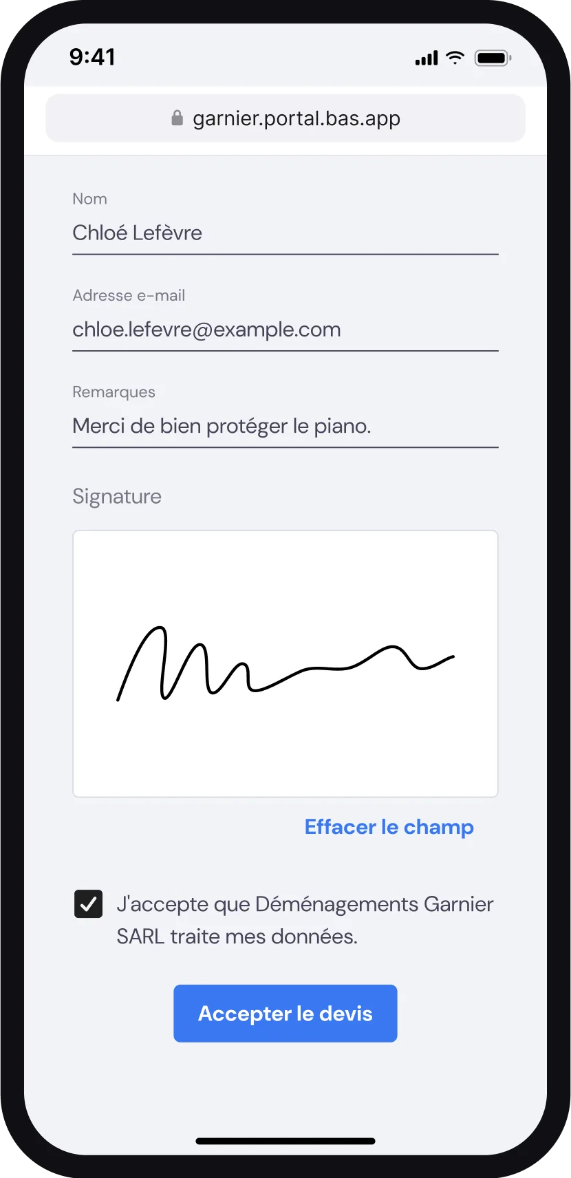 Téléphone affichant la page de devis en ligne où le client saisit son nom et son e-mail, signe et accepte le devis