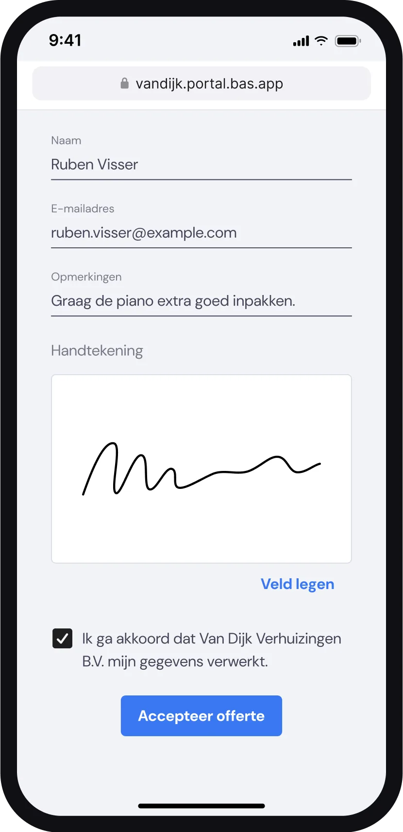 Telefoon met de online offertepagina waarop de klant naam en e-mail invult, tekent en de offerte accepteert